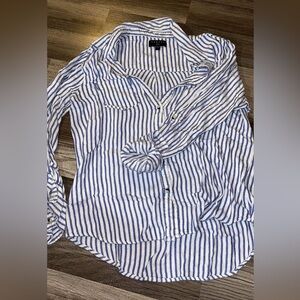 🦋Flattering Striped blouse, Size M🦋